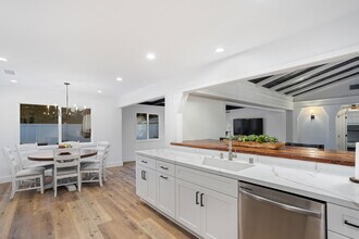 19119 Ingomar St in Reseda, CA - Foto de edificio - Building Photo