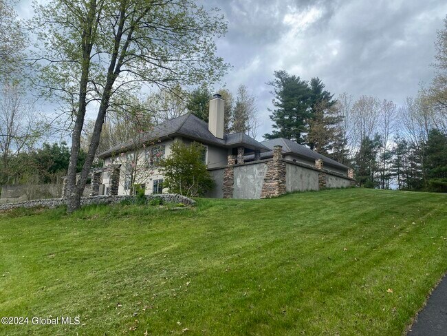 71 Old Schuylerville Rd in Saratoga Springs, NY - Building Photo - Building Photo