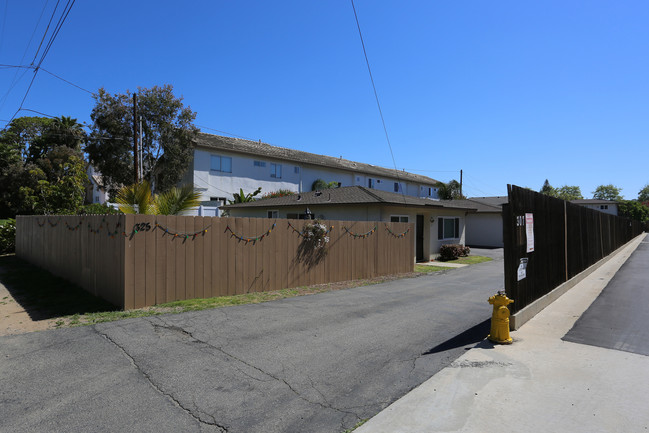 325 Chestnut Ave in Carlsbad, CA - Building Photo - Building Photo