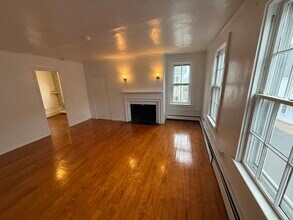 18 Leyden St, Unit 2E in Plymouth, MA - Foto de edificio - Building Photo