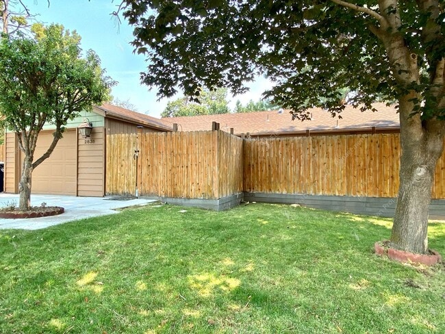 2838 NE Bradford Ct in Bend, OR - Building Photo - Building Photo