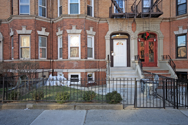 570 Halsey St in Brooklyn, NY - Foto de edificio - Building Photo