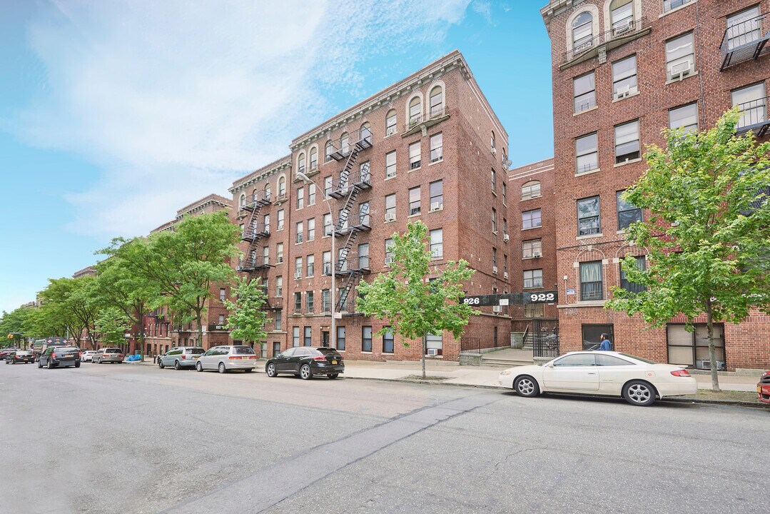922-950 Bronx Park South in Bronx, NY - Building Photo