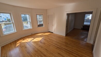 20 Kosta St, Unit 3 in Worcester, MA - Foto de edificio - Building Photo