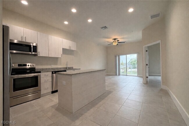 3303 SW 8th Pl in Cape Coral, FL - Foto de edificio - Building Photo