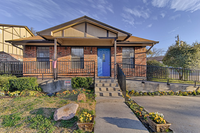 Knoll Creek Apartments in Azle, TX - Building Photo - Building Photo