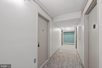 4600 S Four Mile Run Dr, Unit 423 in Arlington, VA - Foto de edificio - Building Photo