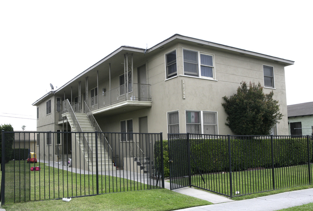 11742 S. Vermont Ave in Los Angeles, CA - Building Photo