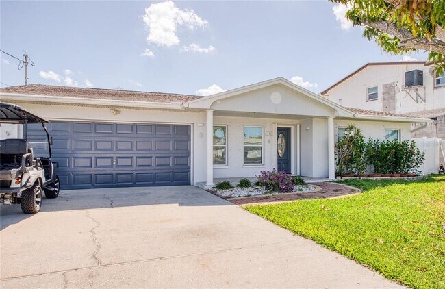 551 Crystal Dr in Madeira Beach, FL - Building Photo - Building Photo