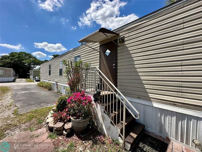12431 SW 5th St in Davie, FL - Foto de edificio - Building Photo