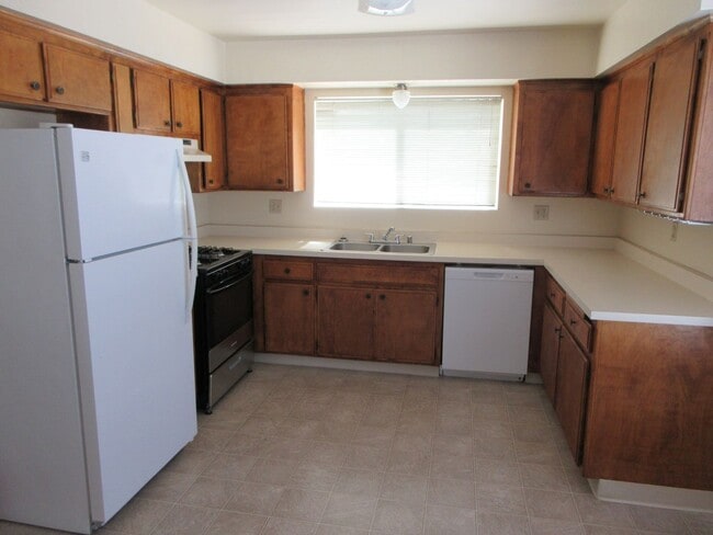 1025 W Perdew Ave in Ridgecrest, CA - Building Photo - Building Photo