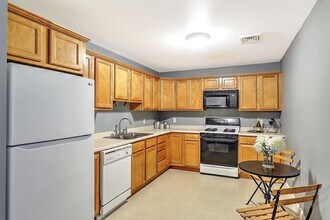 1556 N Main St, Unit 7 in Fall River, MA - Foto de edificio - Building Photo