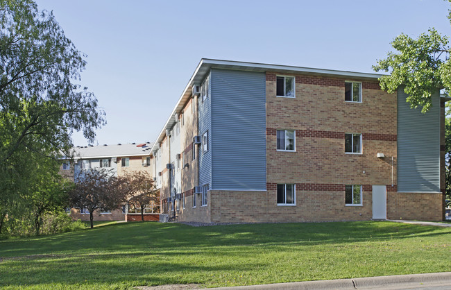 Mount Carmel Manor in West St. Paul, MN - Foto de edificio - Building Photo