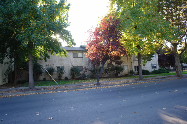 297 E 9th St in Chico, CA - Foto de edificio - Building Photo