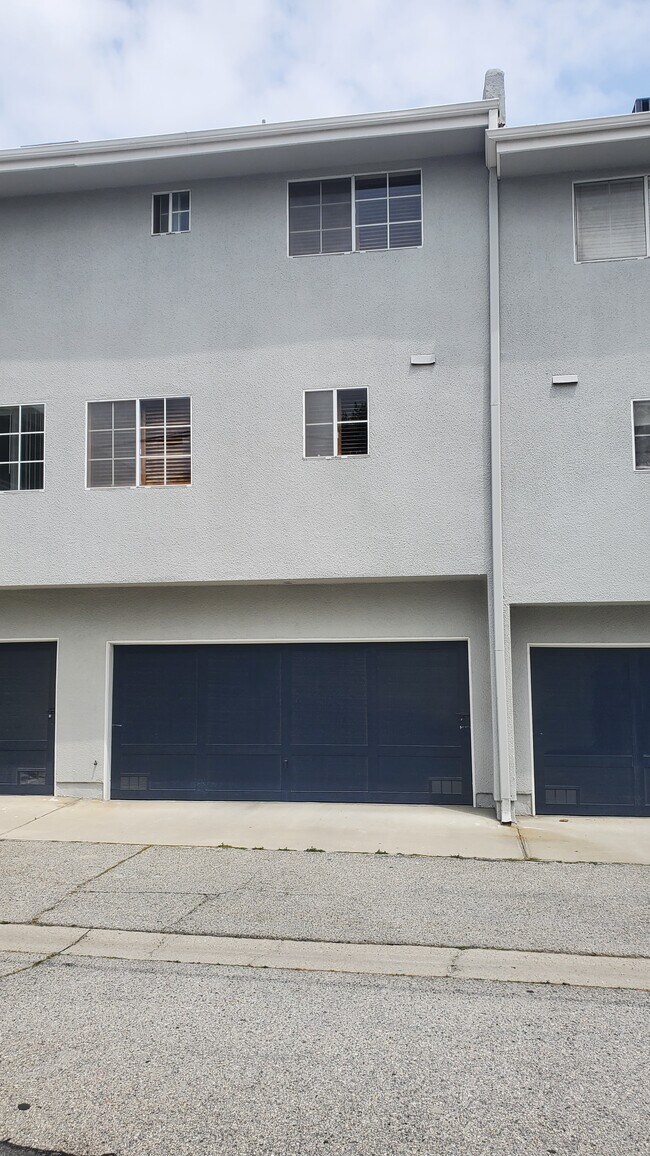 8741 Darby Ave, Unit 15 in Northridge, CA - Foto de edificio - Building Photo
