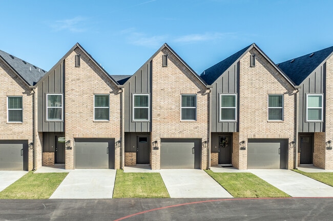 Townhomes at Centennial Crossing in Broken Arrow, OK - Building Photo - Building Photo