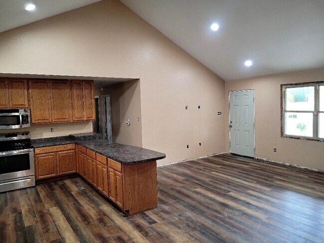 721 N James St in Cave City, AR - Building Photo - Building Photo