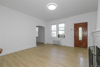 11 Floyd Pl, Unit B in Great Neck, NY - Building Photo - Building Photo