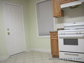 27 Fessenden St, Unit 2 in Boston, MA - Foto de edificio - Building Photo
