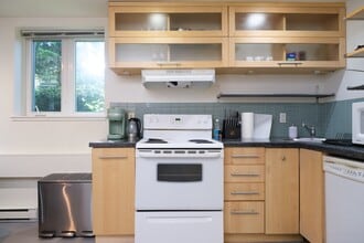 1540 Haro St in Vancouver, BC - Building Photo - Building Photo