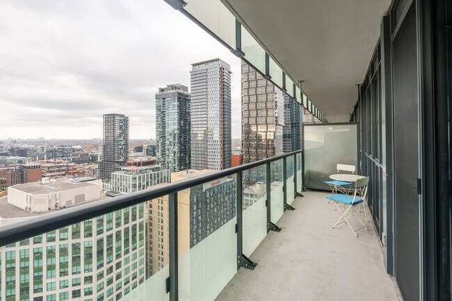 299 Front St W in Toronto, ON - Building Photo - Building Photo