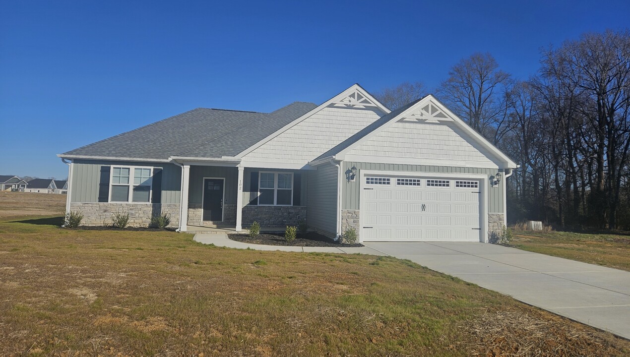 102 Baileys Pl in Pikeville, NC - Building Photo