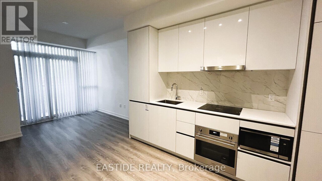 8 Interchange Wy in Vaughan, ON - Building Photo