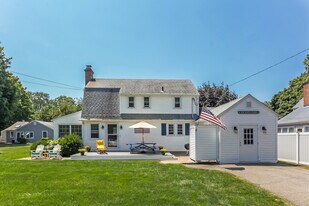 52 Overshore Dr E in Madison, CT - Building Photo