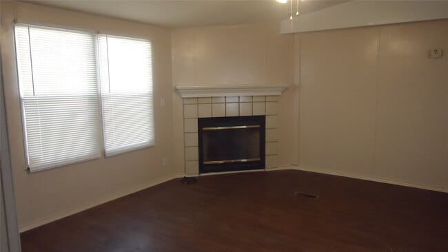 108 Gossett St in Highlands, TX - Building Photo - Building Photo