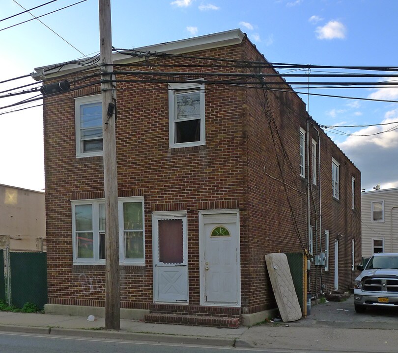 409 Union Ave in Westbury, NY - Foto de edificio
