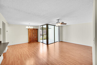 820 Lavers Cir in Delray Beach, FL - Foto de edificio - Building Photo