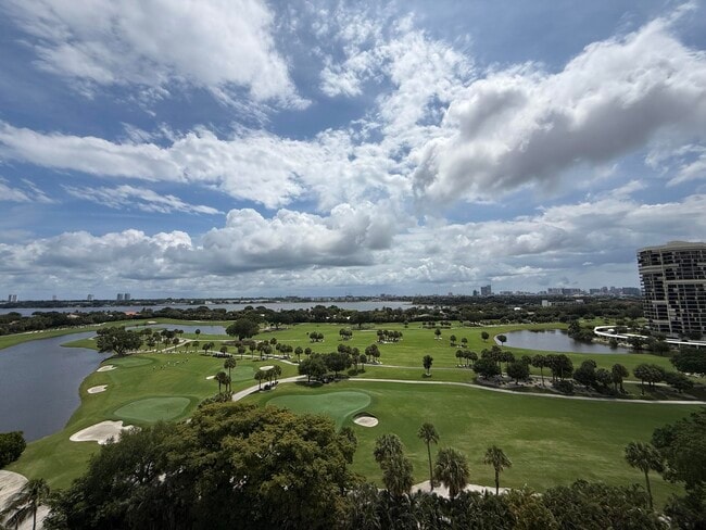 2000 Presidential Way in West Palm Beach, FL - Building Photo - Building Photo