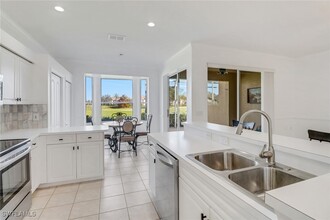 1677 Morning Sun Ln in Naples, FL - Foto de edificio - Building Photo