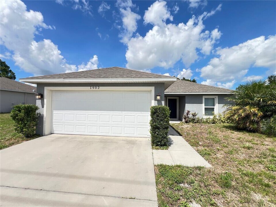 1902 Laredo Dr in Deltona, FL - Building Photo