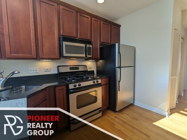 3240 N Clifton Ave, Unit 3246-W3 in Chicago, IL - Building Photo - Building Photo