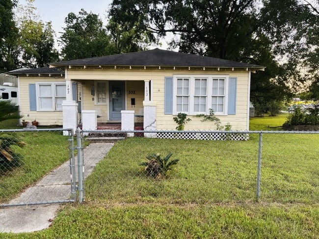 102 E Fort Worth St