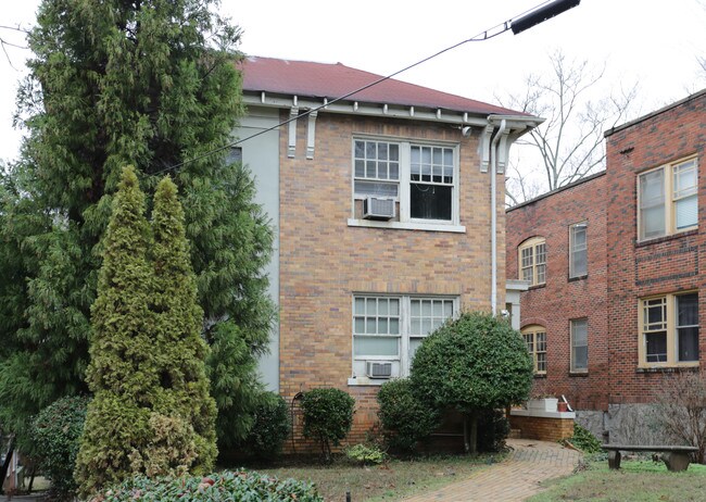 846 Briarcliff Road in Atlanta, GA - Foto de edificio - Building Photo