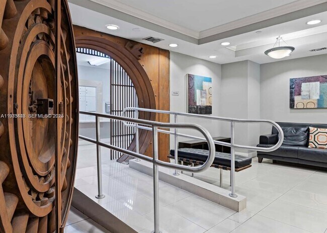 111 E Flagler St, Unit 510 in Miami, FL - Foto de edificio - Building Photo