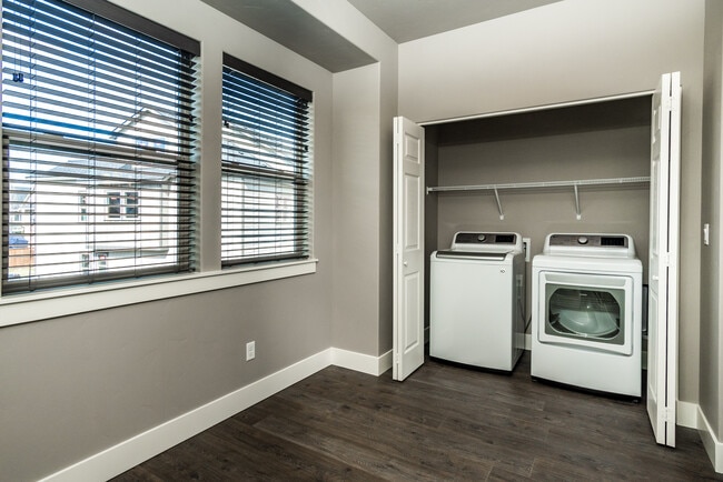 20500 Empire Ave in Bend, OR - Foto de edificio - Building Photo