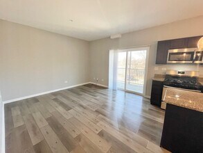 811 E Main St in East Dundee, IL - Building Photo - Building Photo