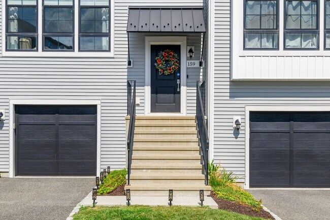 159 Brentwood Cir in Danbury, CT - Building Photo - Building Photo