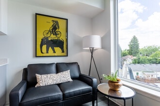 Koz on Sandy in Portland, OR - Foto de edificio - Interior Photo