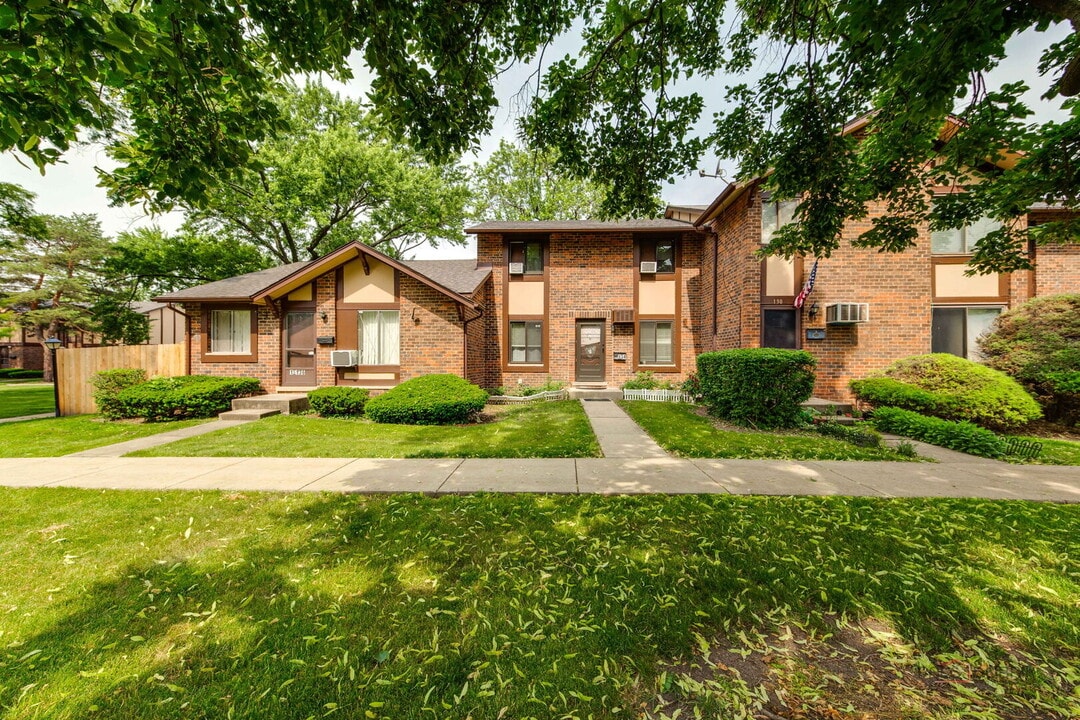 1S134 Holyoke Ln in Villa Park, IL - Building Photo