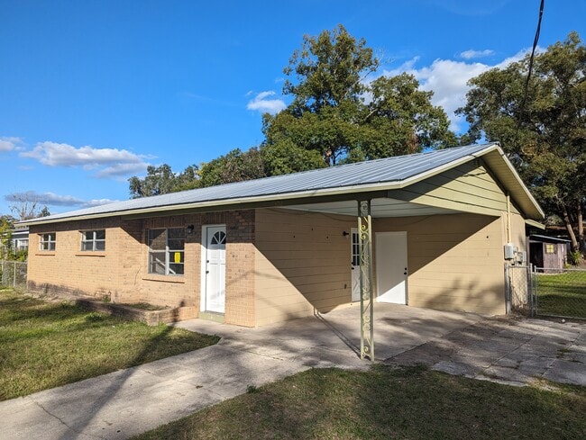 1302 N Nancy Ter in Plant City, FL - Foto de edificio - Building Photo