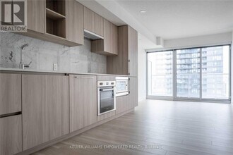 17 Bathurst St in Toronto, ON - Building Photo - Building Photo