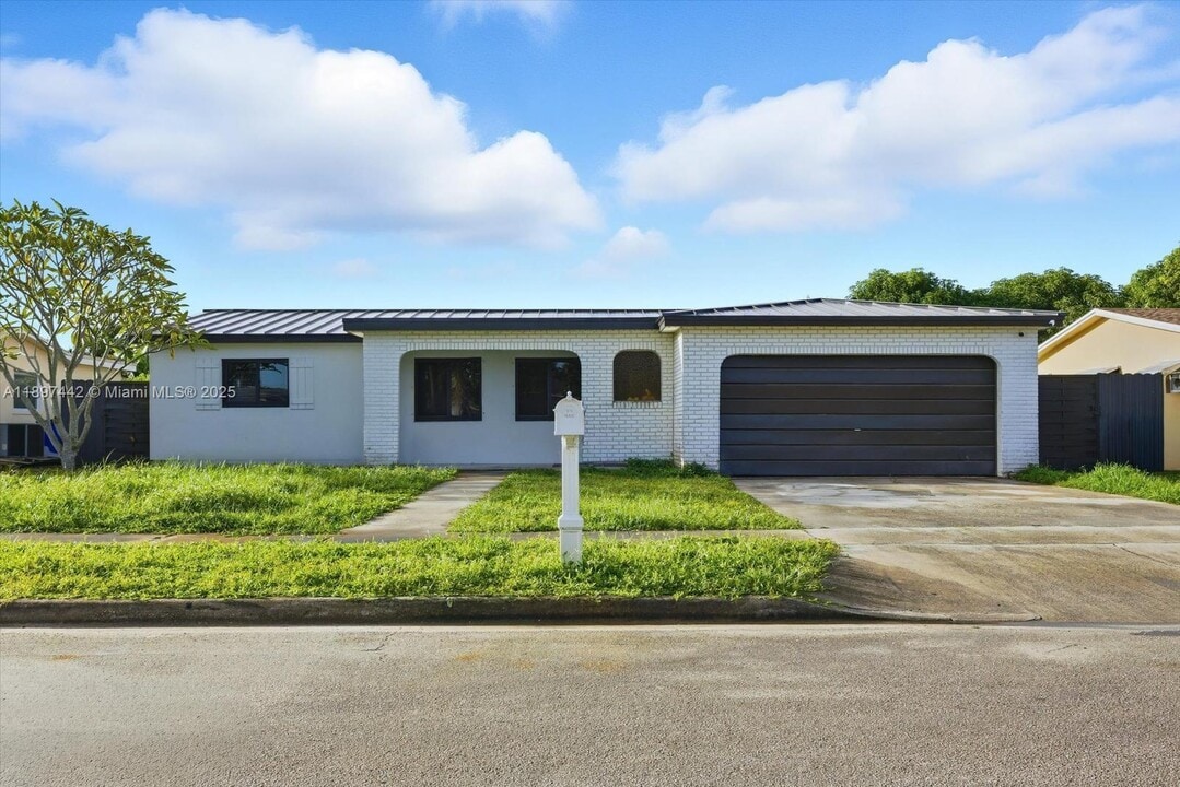 6948 NW 8th Ct in Margate, FL - Foto de edificio