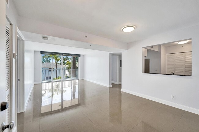 1450 SE 3rd Ave, Unit 305 in Dania Beach, FL - Foto de edificio - Building Photo