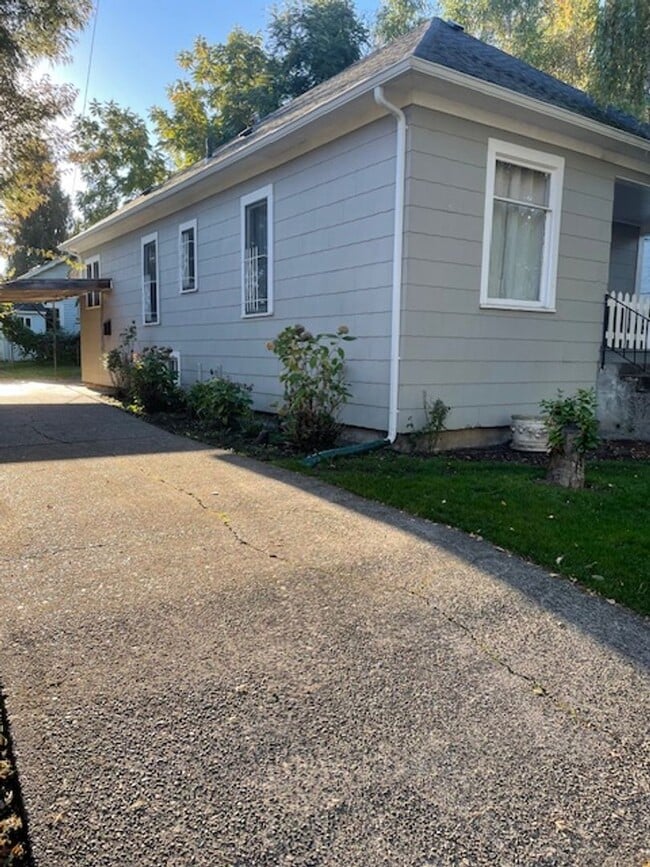 560 14th St NE in Salem, OR - Building Photo - Building Photo