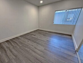 4328 Mammoth Ave, Unit 201 in Los Angeles, CA - Foto de edificio - Building Photo