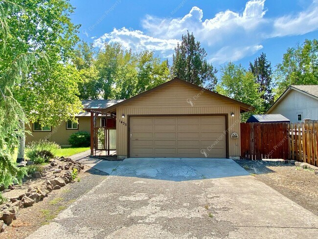 1435 SE Lostine Cir in Bend, OR - Building Photo - Building Photo